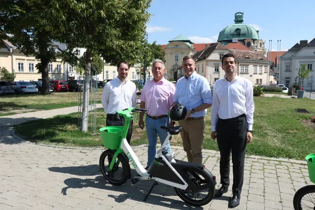 Francis Rivera, Operations Manager von Lime, Stadtrat Karl Schmid-Wilches (SPÖ), Bürgermeister Christoph Kaufmann (ÖVP), Theo Koch, Senior Manager Public Policy bei Lime. | Foto: MeinBezirk/Seebacher