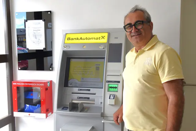 Beim Eingang im Gemeindeamt befindet sich gleich neben einem Defibrillator jetzt auch ein Bankomat. | Foto: Michael Strini