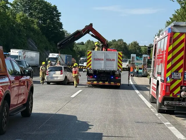Die Sperre der Strecke war nur von kurzer Dauer, als ein Pkw mit einem Lkw kollidierte. | Foto: DOKU-NÖ