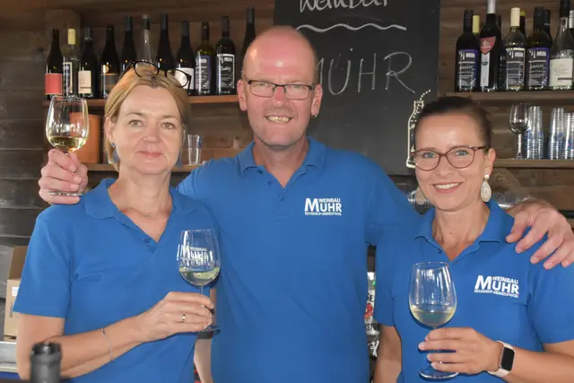 Weinbau Muhr schenkte diesmal aus: Monika, Norbert und Manuela Muhr | Foto: Michael Strini