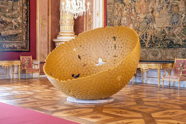 Eine Halbkugel mit Löcher im Audienzzimmer. | Foto: DQS_Markus Huber