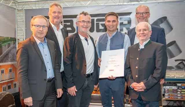 Von links: Landtagsabgeordneter Wolfgang Klinger, Landtagsabgeordneter Peter Handlos, Thomas Denk (Leiter der Wirtschaftskammer Freistadt), Firmenchef Josef Tröbinger, Christian Naderer (Obmann der Wirtschaftskammer Freistadt) und Alois Hinterer (Landesinnungsmeister-Stellvertreter der Metaller). | Foto: Hausi Flo