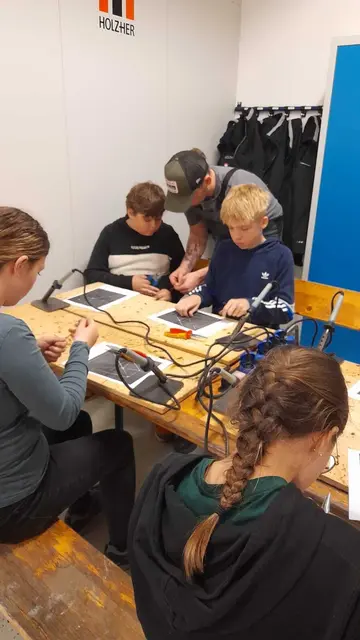 Die Edelschrotter Jugendlichen bei Holz-Her in Voitsberg. | Foto: Holz-Her