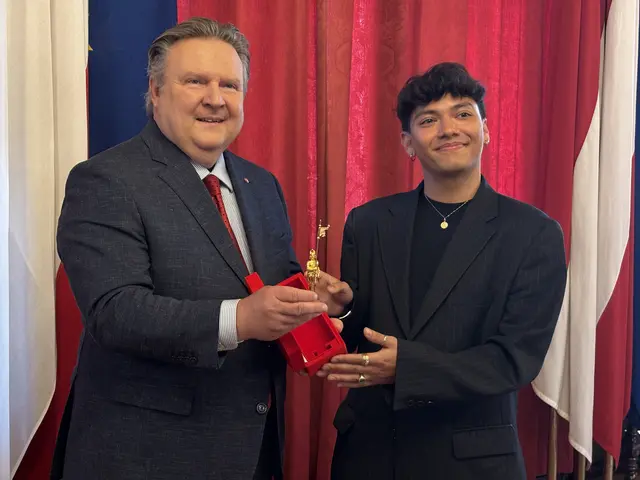 Bürgermeister Michael Ludwig (SPÖ, l.) überreichte ESC-Gewinner JJ den Goldenen Rathausmann der Stadt Wien. | Foto: Andreas Pölzl/MeinBezirk