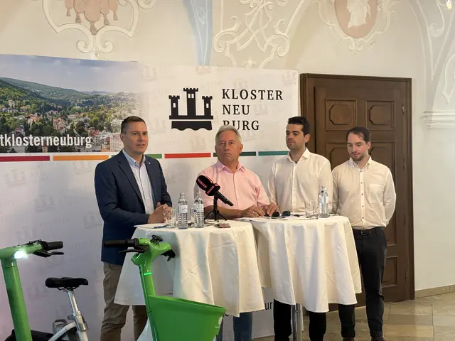 Bürgermeister Christoph Kaufmann (ÖVP), Mobilitätsstadtrat Karl Schmid-Wilches (SPÖ) und die beiden Vertreter von Lime, Theo Koch und Francis Rivera bei der Vorstellung des neuen Mobilitätsangebots | Foto: MeinBezirk/Seebacher