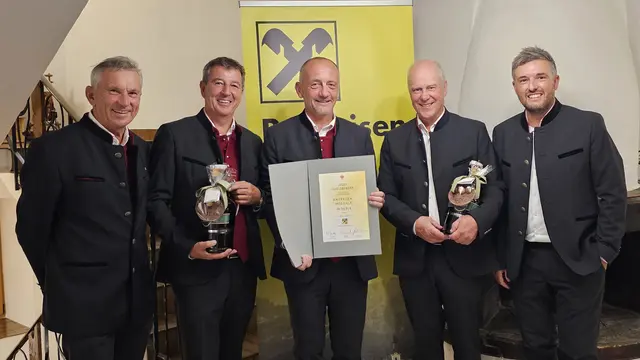 Dir. Josef Adelsberger (Mi.) wurde für sein langjähriges Engagement in der RaiffeisenBank Going die Raiffeisen-Medaille in Silber verliehen. Weiters im Bild (v. l.): die zwei Aufsichtratsvorsitzenden Johannes Adelsberger und Josef Seisl, Aufsichtsrat Thomas Hinterholzer und Geschäftsleiter Marco Mayer. | Foto: RaiffeisenBank Going