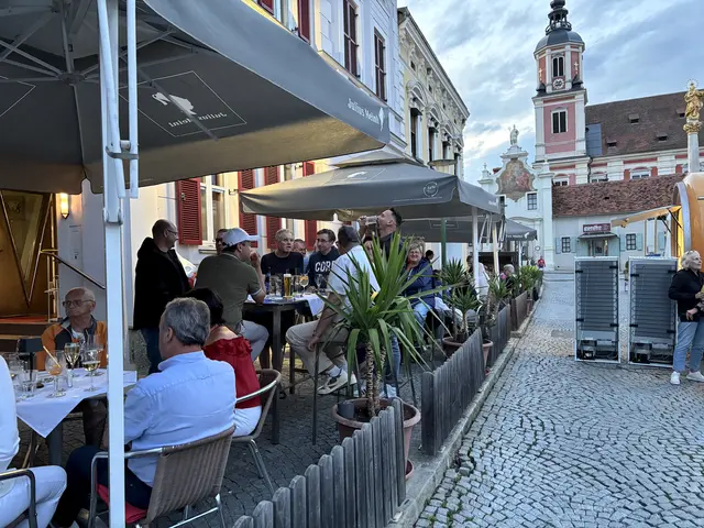 Auch die "Logenplätze" im Cafè Hannes waren gut gefüllt. | Foto: Reinhard Posch