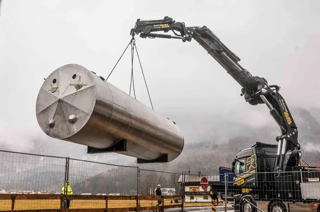 Das Herzstück der Energieversorgungsanlage in Grödig: Ein Pufferspeicher mit 25.000 Liter Fassungsvermögen. | Foto: gswb/Neumayr
