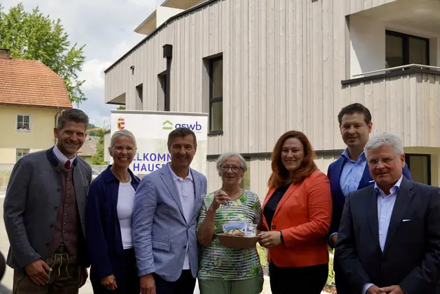 Verantwortliche für das Bauprojekt in Grödig mit einer Bewohnerin.