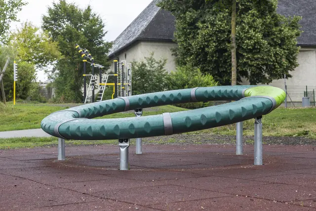 Springen, Drehen und Trainieren können nun alle Bewegungsfreunde in Taxham beim Spielpark in der Kleßheimer Allee. Dort gibt es jetzt zusätzliche Sport- und Bewegungsgeräte  | Foto: Stadt Salzburg/Herbert Rohrer/wildbild