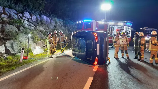 Auf der Fernpassstraße im Gemeindegebiet von Breitenwang kam es in der Nacht auf Dienstag aus bislang unbekannter Ursache zum Überschlag eines PKWs. | Foto: ZOOM.Tirol
