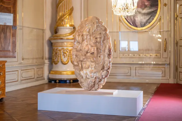 "Sail" aus Onyx-Stein, rund 500 Kilogramm schwer, ist im Arbeitszimmer ausgestellt. | Foto: DQS_Markus Huber