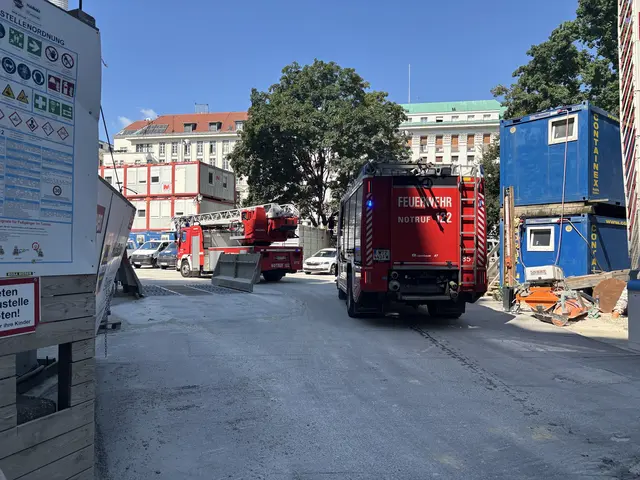 Die Berufsfeuerwehr ist am Dienstagvormittag mit einem größeren Aufgebot bei der U5-Baustelle im Einsatz. | Foto: Andreas Pölzl/MeinBezirk Wien