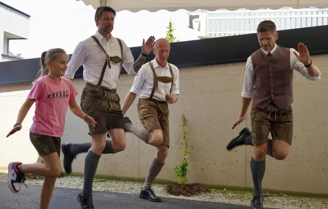Bürgermeister Herbert Schober (rechts) zeigt sein Schuhplattler-Können. | Foto: Simon Haslauer