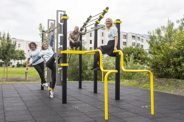 Die bestehende Anlage wurde mit einer Calisthenics-Station, einem Drehring und einem Trampolin ergänzt. | Foto: Stadt Salzburg/Herbert Rohrer/wildbild