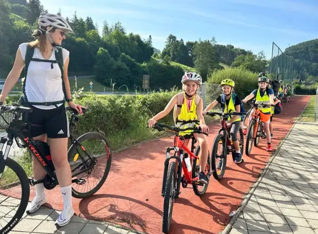 Schülerinnen und Schüler beim Radfahren | Foto: Melanie Hutter