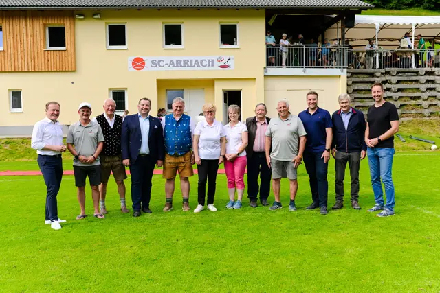 Beim Festakt vor dem neu renovierten Vereinsgebäude des SC Arriach versammelten sich Vertreter aus Politik, Sport und Wirtschaft gemeinsam mit Vereinsmitgliedern. | Foto: SC Arriach