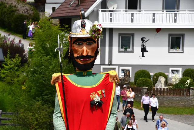 Der Samson prägt am Sonntagnachmittag das Geschehen in Krakaudorf. | Foto: Anita Galler