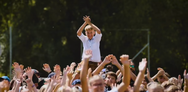 Das Musikvideo wurde am Sportplatz Obervellach gedreht.  | Foto: MS Obervellach