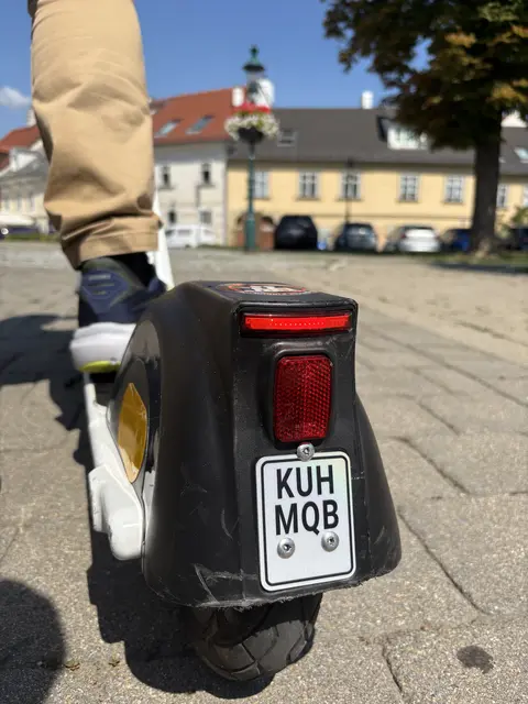 Die Verleihkonzept von Lime verfügt über einige Features, die die Sicherheit für Fahrer und der Öffentlichkeit erhöhen. Eines davon ist die Kennzeichnung jedes Leihfahrzeugs. | Foto: MeinBezirk/Seebacher