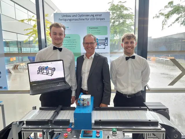 Projekt mit der Firma Sanube in Diersbach: Johannes Mayr aus Diersbach und Florian Reitinger aus Andorf mit Andorfs Bürgermeister Karl Buchinger  | Foto: HTL Andorf