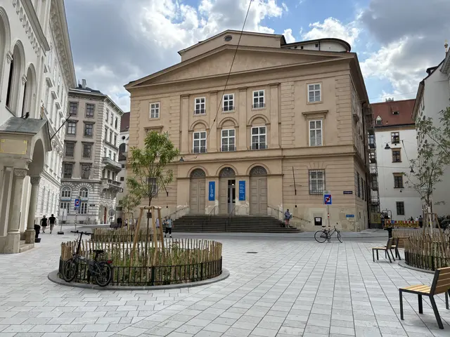 Insgesamt 36 neue Bäume wurden gepflanzt und eine Fläche von insgesamt 3.300 Quadratmetern entsiegelt.  | Foto: Matthias Pandrea