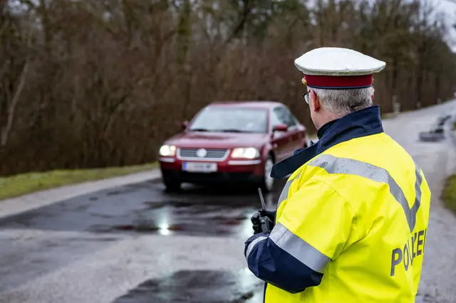 Diese Verkehrskontrolle hat sich gelohnt: Die Autobahnpolizei holte in Sattledt einen Lenker raus, der seit einem Vierteljahrhundert ohne gültigen Führerschein unterwegs war.  | Foto: TEAM FOTOKERSCHI.AT / KERSCHBAUMMAYR