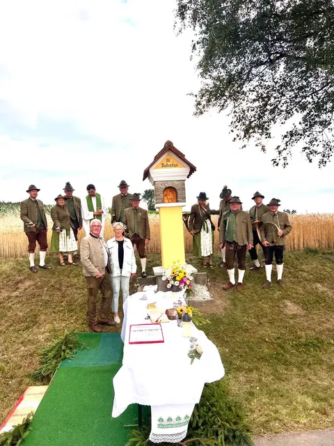 Helmut und Helga Wais, Dechant Rennhofer und die Jagdhornbläsergruppe.  | Foto: privat