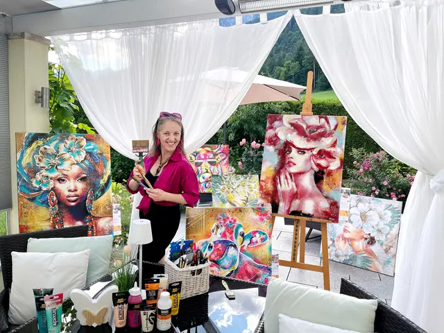 Sabine Delizia bringt neurowissenschaftliche Erkenntnisse in ihre Kunst ein, hier bei der Arbeit an einem neuen Bild. | Foto: DeliziaArt