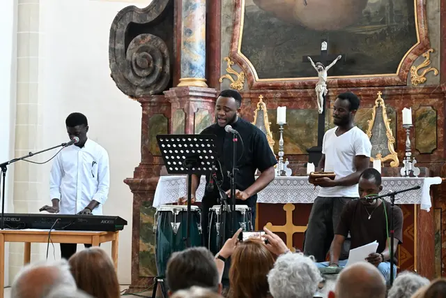 1300 Euro an Spenden kamen bei dem Benefizkonzert in Ernsthofen zusammen.  | Foto: Josef Dolzer