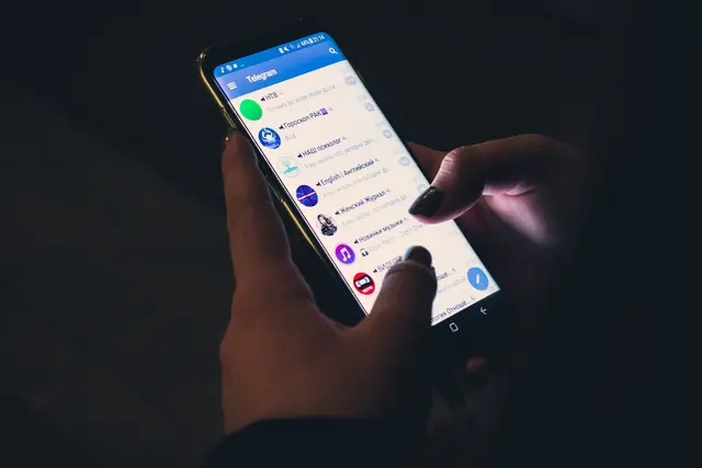 Laut einer neuen Studie der Bundesstelle für Sektenfragen wird immer stärker versucht, mit Verschwörungstheorien in österreichischen Telegram-Netzwerken Geld zu verdienen. | Foto: Unsplash