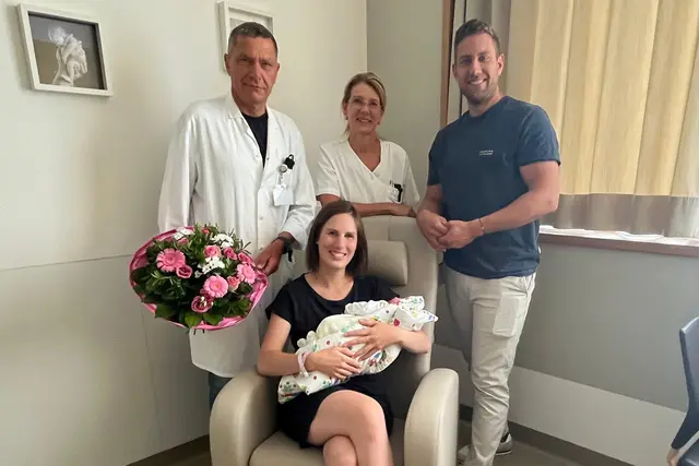 Jubiläumsbaby Flora gemeinsam mit den Eltern, Hebamme Alexandra List und Abteilungsvorstand Gynäkologie und Geburtshilfe Andreas Brunner. | Foto: LK Baden-Mödling