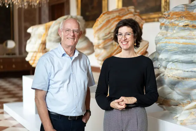 Tony Cragg, Bildhauer aus Liverpool und Andrea Stockhammer, Direktorin DomQuartier Salzburg. Für Cragg erzeugt es eine besondere Dynamik, "in diesen kunsthistorisch bedeutenden Räumen zeitgenössische Skulpturen auszustellen." | Foto: DQS_Markus Huber