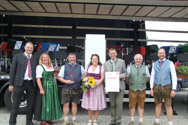 Johannes Fankhauser (Bürgermeister Handenberg), Barbara Schöfegger (Wirtschaftsbund Handenberg), Bernhard Mitterbauer (Geschäftsführer Fa. Dicker), Theresia Mitterbauer, Landesrat Markus Achleitner, Frank Köhl (WB Handenberg) und Stephan Holzner (WB Handenberg). | Foto: Melanie Huber