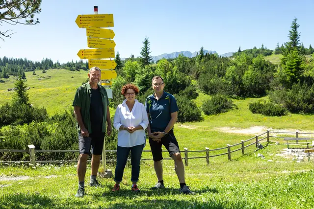 Präsident des Verbandes alpiner Vereine Österreichs (VAVÖ), Gerald Dunkel-Schwarzenberger, Tourismus- Staatssekretärin Elisabeth Zehetner (ÖVP) und VAVÖ-Vizepräsident Günter Abraham. | Foto: BKA/Brauneis
