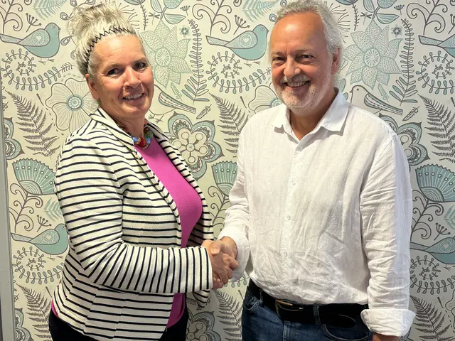 Die Pflegedirektorin der Universitätskliniken Wiener Neustadt und Hochegg Christa Grosz mit Roland Köhler, Vertreter der Bewohnervertretung des NÖ Landesvereins für Erwachsenenschutz. | Foto: Universitätsklinikum Wiener Neustadt