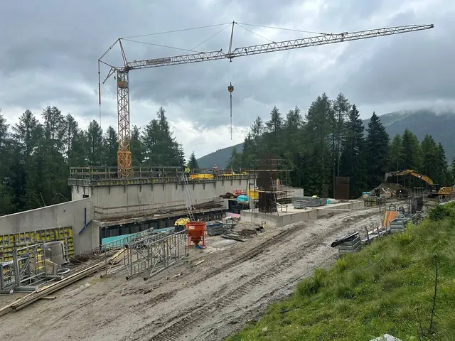 Die Bauarbeiten für die Achter-Sesselbahn laufen auf Hochtouren. | Foto: Planai