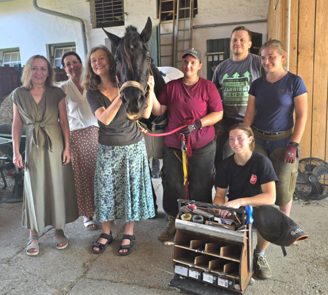 Projektleiterin Helga Jutz, Leiterin AMS Korneuburg Jutta Mattersberger, Geschäftsführerin Manuela Kräuter, Lehrling Cornelia Tischler, Hufschmied Philipp Petritsch, Lehrling Lena Zöbinger und Hufschmiedin Selina Sengstschmid.  | Foto: Frauen für Frauen