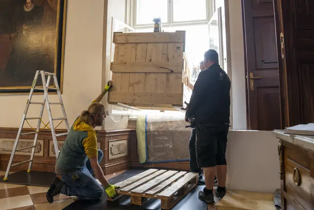 Die Skulpturen werden in der Residenz von den Mitarbeitern in Empfang genommen. | Foto: DQS_Markus Huber