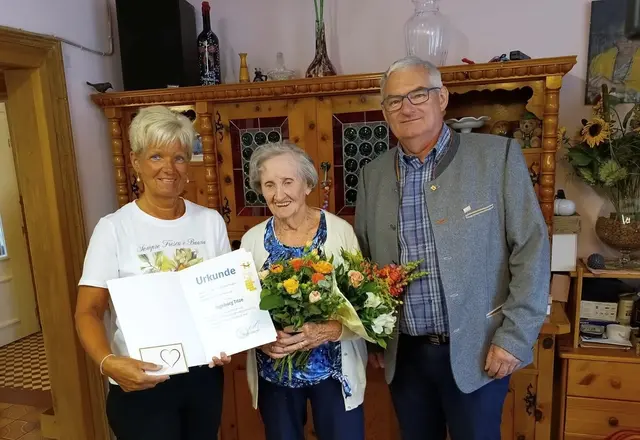 Stadträtin Elisabeth Schüttengruber-Holly und Ortsvorsteher Roman Haiden gratulierten der Sonnbergerin Ingeborg Titze zum 95. Geburtstag. | Foto: Stadtgemeinde Hollabrunn