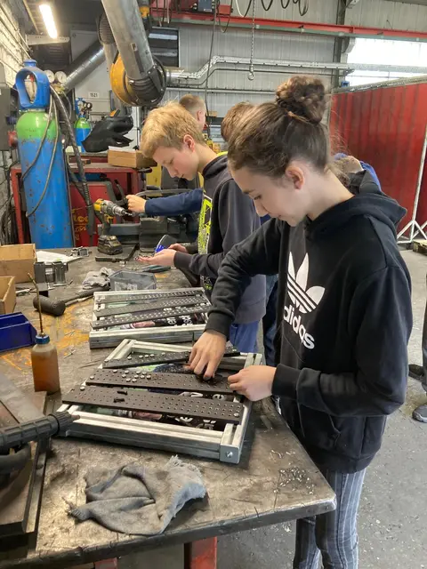 Schülerinnen und Schüler der Musikmittelschule Edelschrott bei Krenhof. | Foto: Krenhof