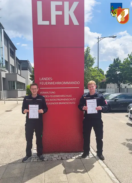 Alexander Dännhardt und Friedrich Haslinger freuen sich über die erfolgreiche Ausbildung. | Foto: FF Lauffen