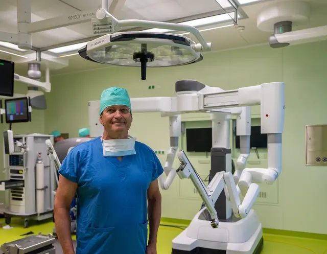 Christian Kainz, Ärzt­licher Direktor der Privat­klinik Döbling, mit dem neuen da Vinci Xi-Opera­tions­system. | Foto: Mavie Med / TenThirty Digital/Simon Casetti 