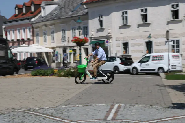 Bürgermeister Christoph Kaufmann (ÖVP) überzeugte sich vom Leih-E-Bike von Lime. | Foto: MeinBezirk/Seebacher