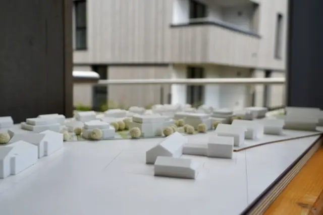 Mittlerweile mehr als nur ein Modell: Heute fand die feierliche Schlüsselübergabe der neuen Wohnungen in der "Neuen Heimat 2.0" in Grödig statt. | Foto: Simon Haslauer