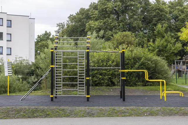 Springen, Drehen und Trainieren können nun alle Bewegungsfreunde in Taxham beim Spielpark in der Kleßheimer Allee. Dort gibt es jetzt zusätzliche Sport- und Bewegungsgeräte  | Foto: Stadt Salzburg/Herbert Rohrer/wildbild