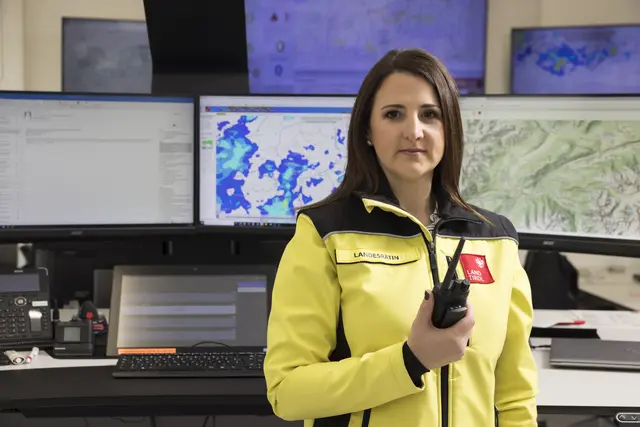 Sicherheitslandesrätin Astrid Mair: "Mit AT-Alert können wir schnell, zielgerichtet und flächendeckend warnen." | Foto: © Land Tirol/Sedlak