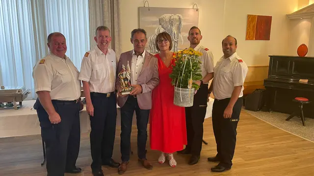 Die Feuerwehr gratulierte Wolfgang Brunthaler aus Mailberg zu seinem 60. Geburtstag. | Foto: BFKDO Hollabrunn