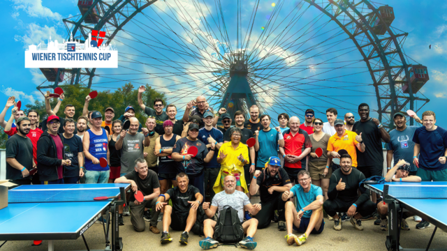 Gruppenfoto aller Teilnehmer:innen des Wiener Tischtennis Cups 2025 vor dem Wiener Riesenrad - vereint in sportlicher Stimmung trotz wechselhaftem Wetter, mit Schlägern in der Hand und einem Lächeln im Gesicht. | Foto: Tischtennis Hobby Wien - R.Lendl