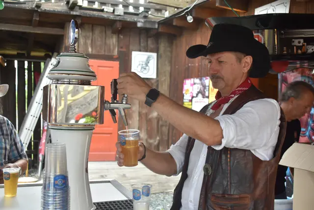 Sheriff Sascha Wurglits beim Bierzapfen | Foto: Michael Strini